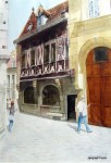 Maison médiévale face à la célèbre chouette de Dijon