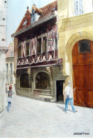 Maison médiévale face à la célèbre chouette de Dijon